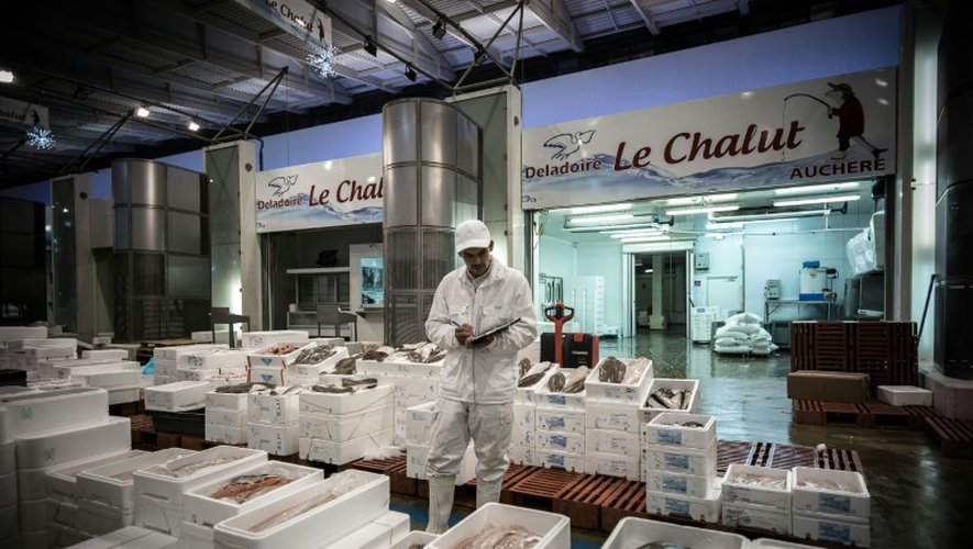 Un salarié fait une facture au rayon du poisson et des fruits de mer à Rungis (banlieue sud de Paris) le 7 décembre 2016