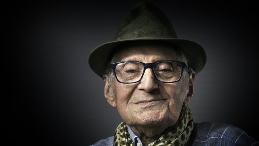 Des quatre découvreurs de la grotte de Lascaux, il ne reste que lui: Simon Coencas, près de 90 ans, pris en photo chez lui à Paris le 18 novembre 2016
