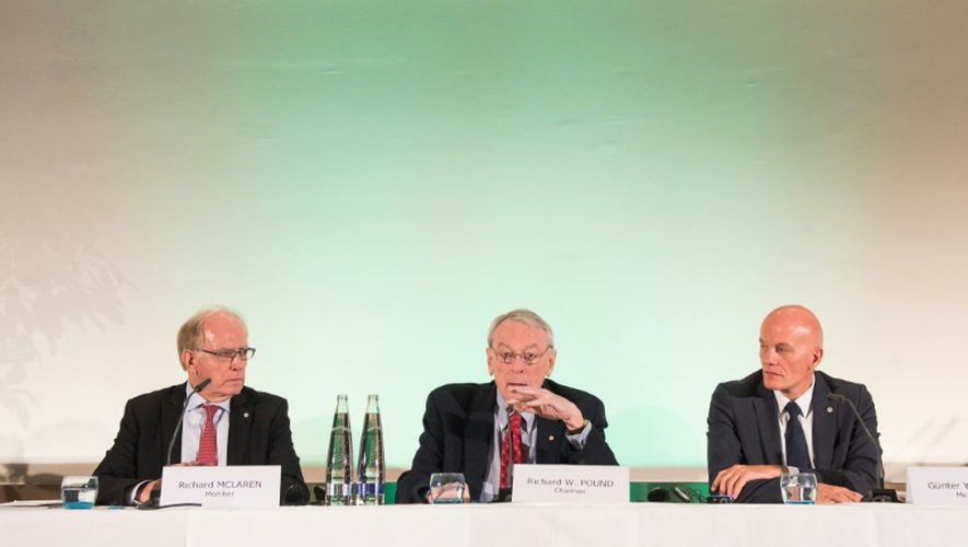 Richard McLaren (g), Dick Pound (c) et Günter Younger, lors de la présentation du 1er volet du rapport sur le dopage à Munich, le 14 janvier 2016