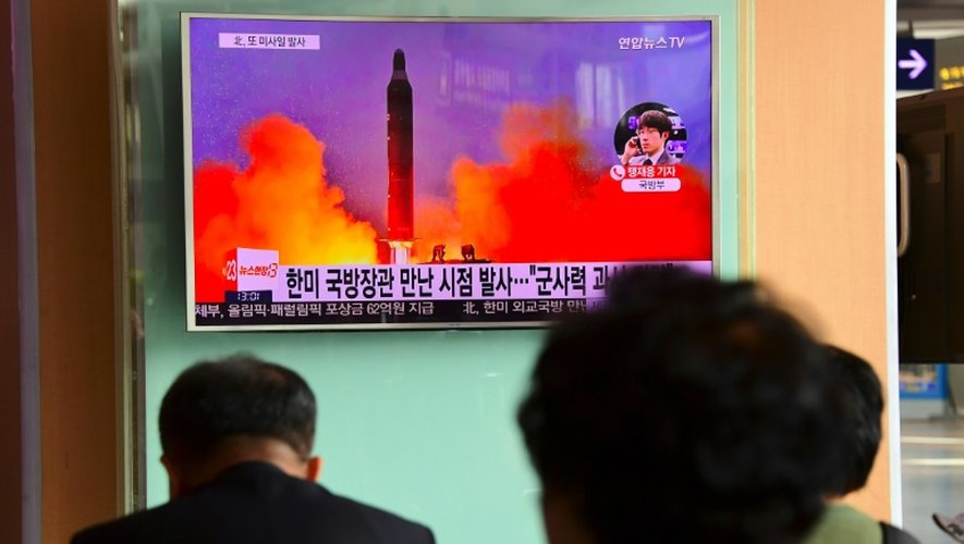 Une télévision à Séoul diffuse des images d'archives du lancement d'un missile en Corée du Nord, le 20 octobre 2016
