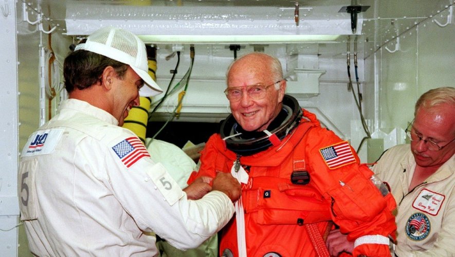 John Glenn avant d'embarquer sur Discovery, le 9 octobre 1998