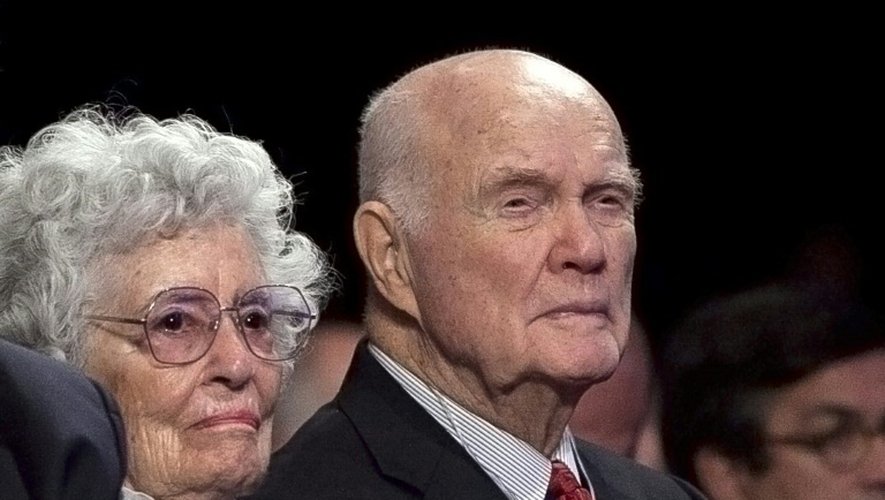 John Glenn (C) et son épouse, le 23 septembre 2012 à New York
