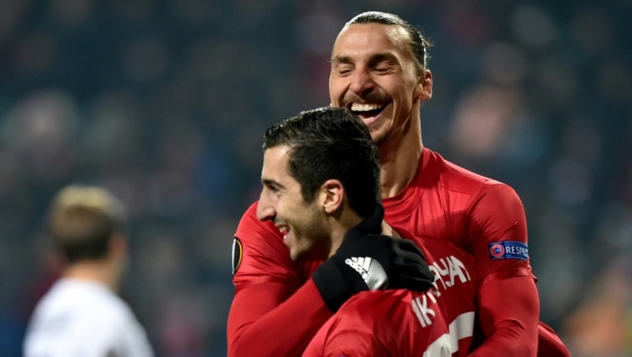 Zlatan Ibrahimovic (d) félicite Henrikh Mkhitaryan après son but face à Louhansk en Europa League, le 8 décembre 2016