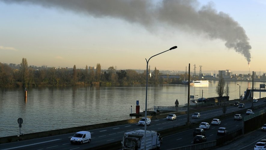 De la fumée s'échappe d'une raffinerie de pétrole à Lyon le 8 décmebre 2016