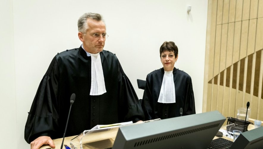 Les procureurs Wouter Bos et Sabina van der Kallen lors du procès pour incitation à la haine de Geert Wilders le 17 novembre 2016 à Schipol