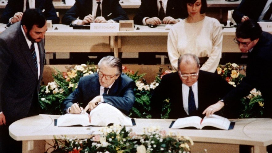 Les ministres français des Affaires étrangères, Roland Dumas, et de l'Economie, Pierre Bérégovoy, lors de la signature du traité de Maastricht le 7 février 1992 à Maastricht