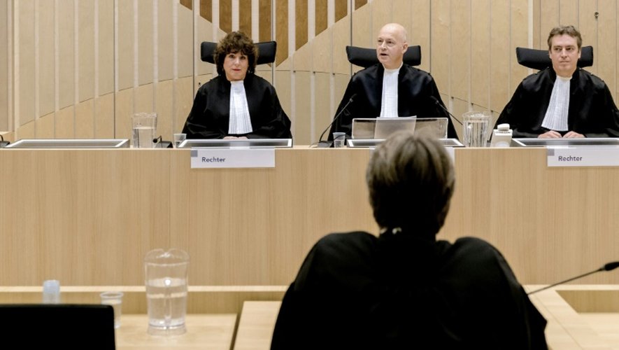 Les juges Elianne van Rens, Henry Stone House et Sijbrand Wreath peu avant la lecture du jugement de Geert Wilders, le 9 décembre 2016 à Schiphol