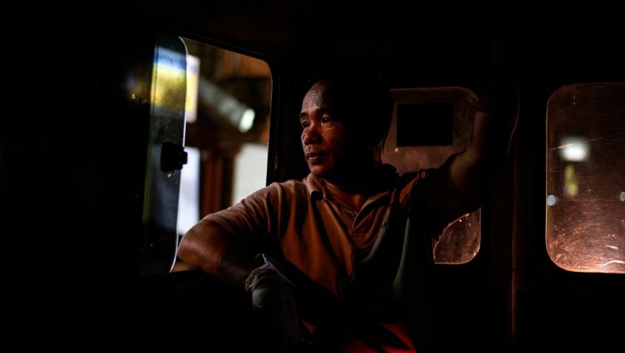 Le 30 octobre 2016, Alejandro Ormeneta, croquemort employé des pompes funèbres Veronica Memorial Chapels, se trouve à bord d'une ambulance funéraire pour aller chercher le corps d'un trafiquant de drogue présumé qui a été abattu dans Manille