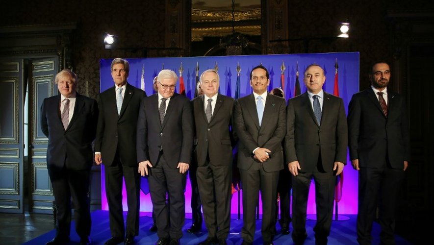 (G à D) Les ministres des affaires étrangères britannique B. Johnson, américain J. Kerry, allemand F.-W. Steinmeier, français J.-M. Ayrault, qatari Al Thani et turc M. Cavusogluune, participent à la réunion de Paris, le 10 décembre 2016
