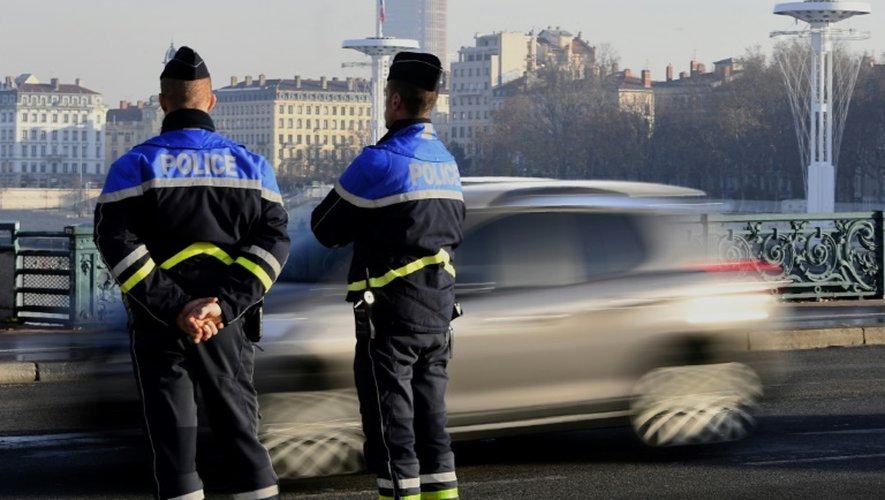 Des policiers contrôlent les voitures alors que la circulation alternée a été mise en place à Lyon, le 9 décembre 2016