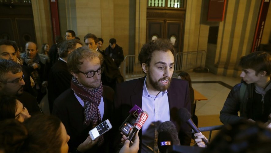 Mathieu Jacob (G) et Teddy Pellerin répondent aux journalistes avant le début du procès de Heetch au TGI de Paris, le 8 décembre 2016