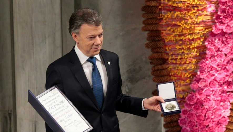 Le prix Nobel de la Paix Juan Manuel Santos pose avec sa médaille et son diplôme après la cérémonie à Oslo, le 10 décembre 2016