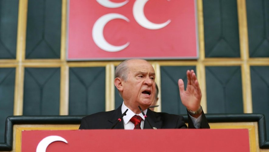 Après avoir longtemps refusé les appels du pied du gouvernement, le leader du MHP (formation de droite nationaliste) Devlet Bahçeli, ici le 19 juillet 2016 à Ankara, a décidé de soutenir l'AKP, à condition que ses "sensibilités" soient respectées.
