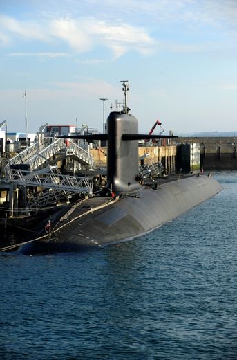 Un des quatre sous-marins lanceurs d'engins - SNLE- de la base de l'Île Longue dans la rade de Brest dans le Finistère, le 5 décembre 2016