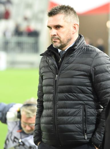 L'entraîneur de Bordeaux Jocelyn Gourvennec attend le coup d'envoi du match face à Lille, le 3 décembre 2016 à Bordeaux