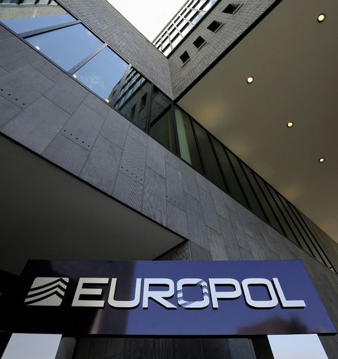 L'Office européen de police (Europol), a lancé en janvier le site www.eumostwanted.eu afin d'obtenir tous renseignements dans la traque, par les polices des États membres de l'Union européenne (UE), des hommes les plus recherchés. 