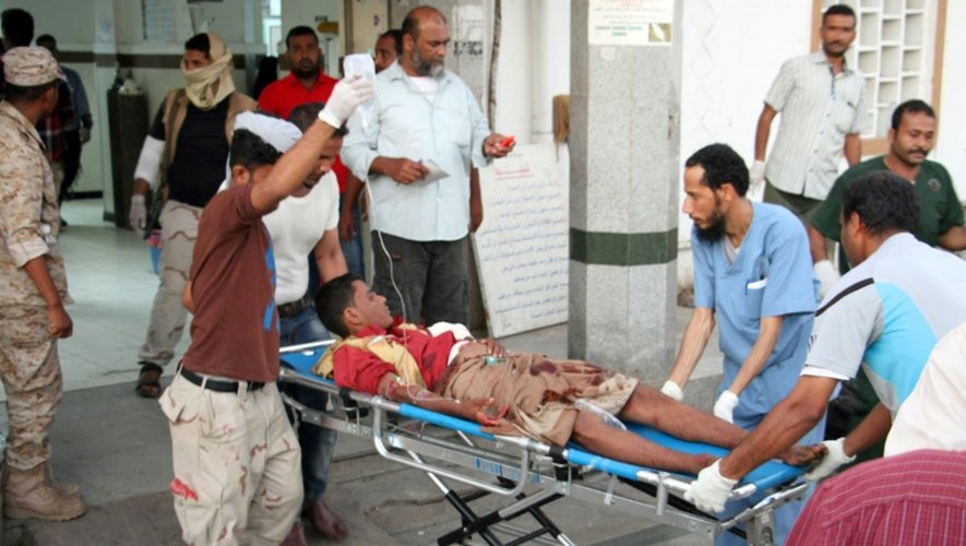 Un yéménite blessé dans un attentat suicide arrive à l'hôpital d'Aden, le 10 décembre 2016