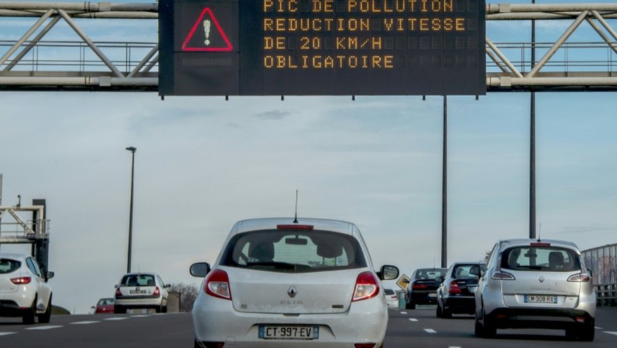 Des voitures sur le périphérique de Lille le 8 décembre 2016 roulent sous un panneau indiquant un pic de pollution