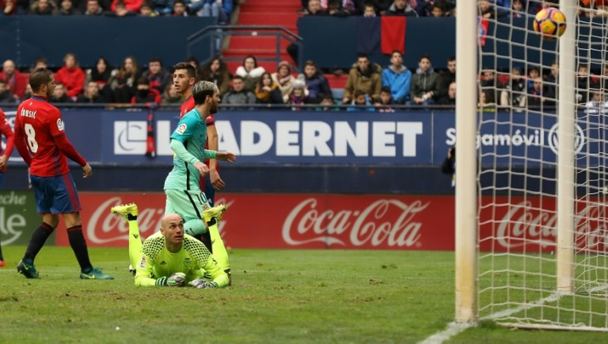 L'attaquant Lionel Messi (c) inscrit un doublé pour le Barça face à Osasuna à Pampelune, le 10 décembre 2016