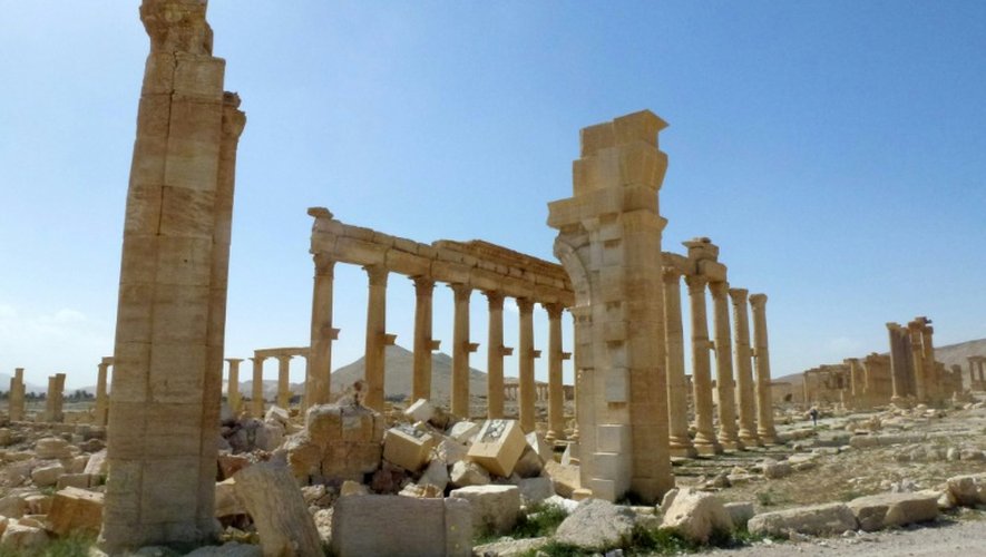 Photo prise le 27 mars 2016 des ruines de l'Arc de triomphe détruit par les jhadistes du groupe EI en octobre 2015 sur le site antique de Palmyre en Syrie