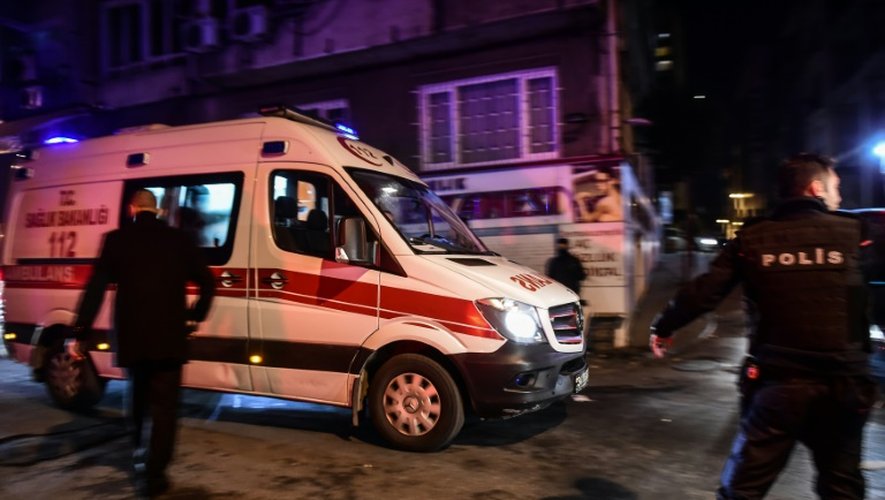 Une ambulance arrive à l'hôpital avec des victimes du double attentat près du stade de football d'Istanbul, le 10 décembre 2016