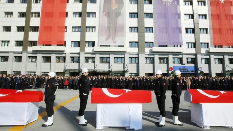 Photo fournie le 11 décembre 2016 par le service de presse de la présidence turque montrant une cérémonie en mémoire de victimes du double attentat qui a fait 38 morts dans le coeur d'Istanbul