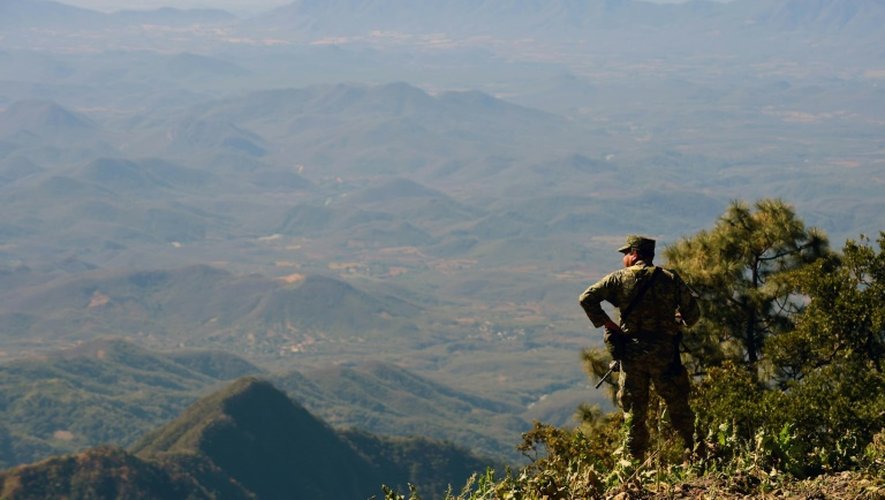 Un soldat mexicain regarde le paysage et les champs de pavots à opium dans la région montagneuse de l'Etat de Sinaloa, près de la localité de Surutato, le 8 décembre 2016