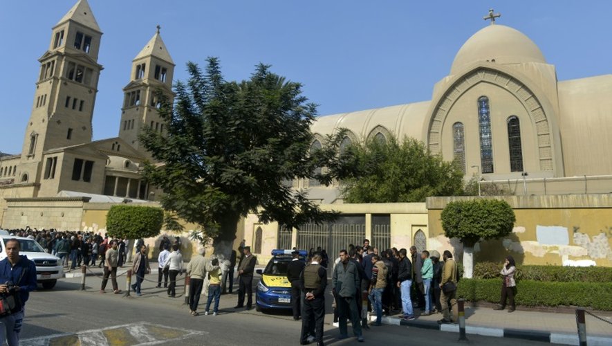 Policiers et passants sont devant l'église copte du Caire où une explosion a eu lieu, le 11 décembre 2016