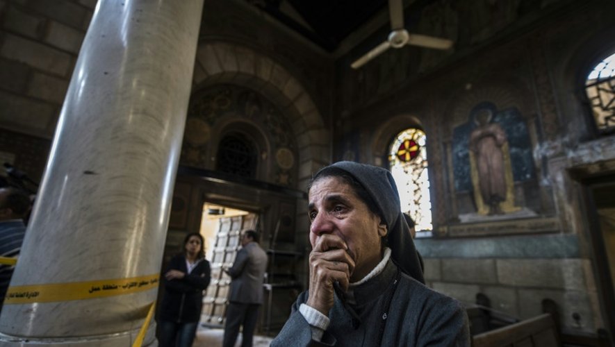Une nonne dans l'église copte orthodoxe Saint-Pierre et Saint-Paul, sur les lieux de l'attentat à la bombe qui a fait au moins 25 morts, le 11 décembre 2016 au Caire