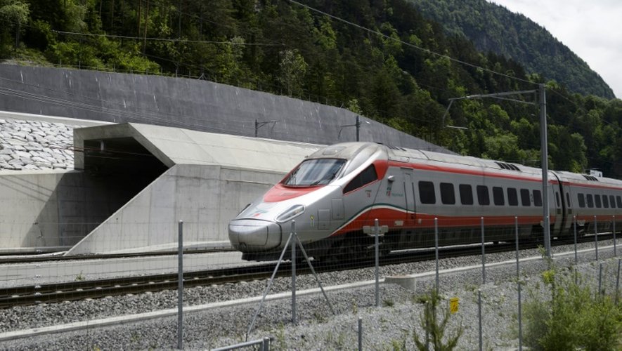 Un train italien emprunte l'entrée nord du tunnel du Gothard, le 31 mai 2016