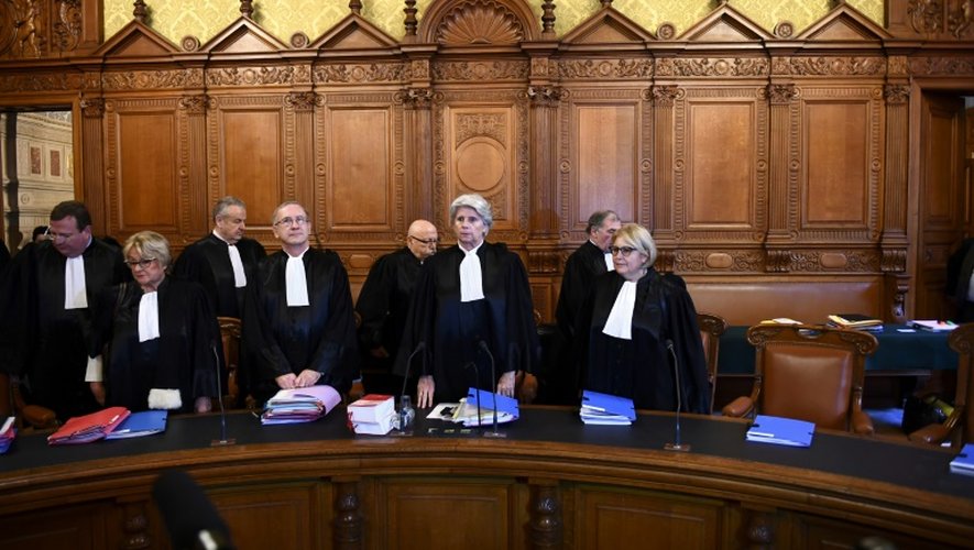La président de la CJR, Martine Ract Madoux (C) et les autres magistrats, prennent place avant l'ouverture du procès, le 12 décembre 2016