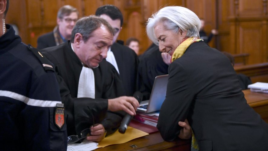 La directrice générale du FMI Christine Lagarde (d) et son avocat Patrick Maisonneuve, le 12 décembre 2016 à Paris