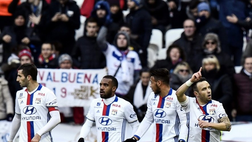 Les Lyonnais se congratulent après le but de Mathieu Valbuena contre Rennes, le 11 décembre 2016 au Parc OL
