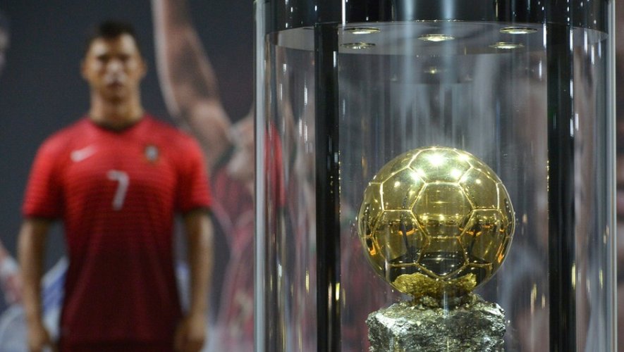 Photographie du 23 juillet 2016 montrant une statue représentant Ronaldo et le Ballon d'Or FIFA