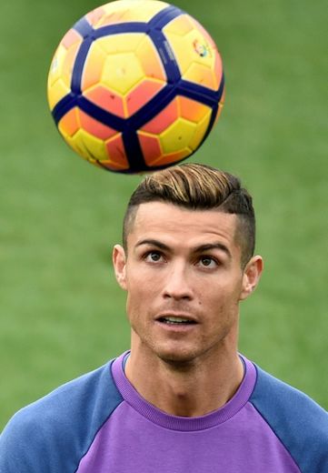 La star portugaise du Real Madrid, Ronaldo, ici à l'entraînement le 9 décembre 2016, vise un quatrième Ballon d'or