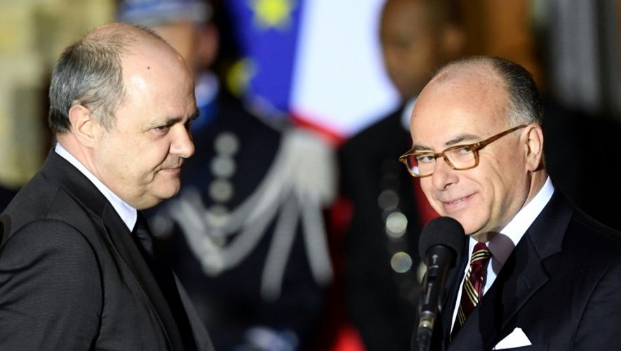 Bruno Le Roux et  Bernard Cazeneuve lors de la passation de pouvoirs au ministère de l'Intérieur le 6 décembre 2016 place Beauvau à Paris
