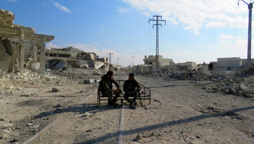 Des soldats des forces loyales au régime sont assis dans le quartier de Cheikh Saïd à Alep, le 12 décembre 2016