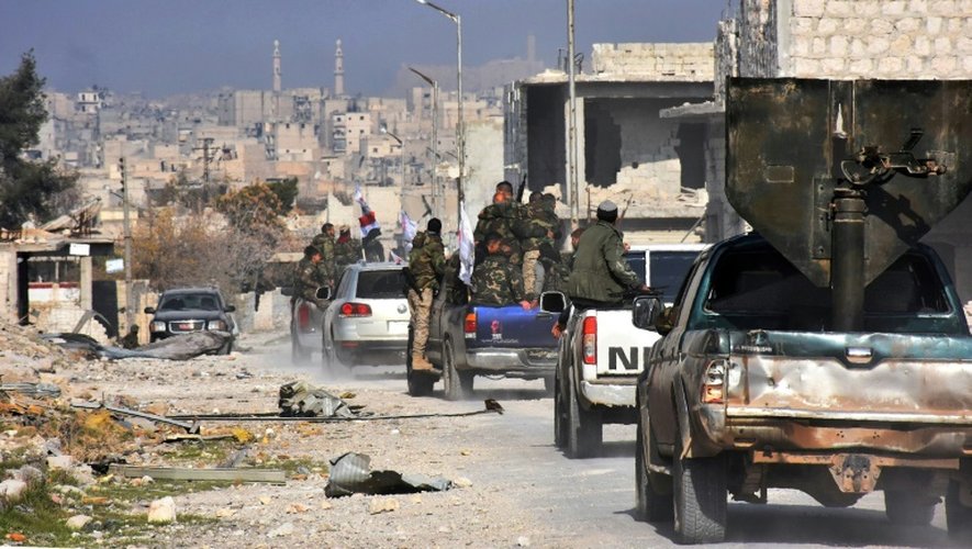 Les forces loyales au régime du président Bachar al-Assad patrouillent dans le quartier de Cheikh Saïd à Alep, le 12 décembre 2016