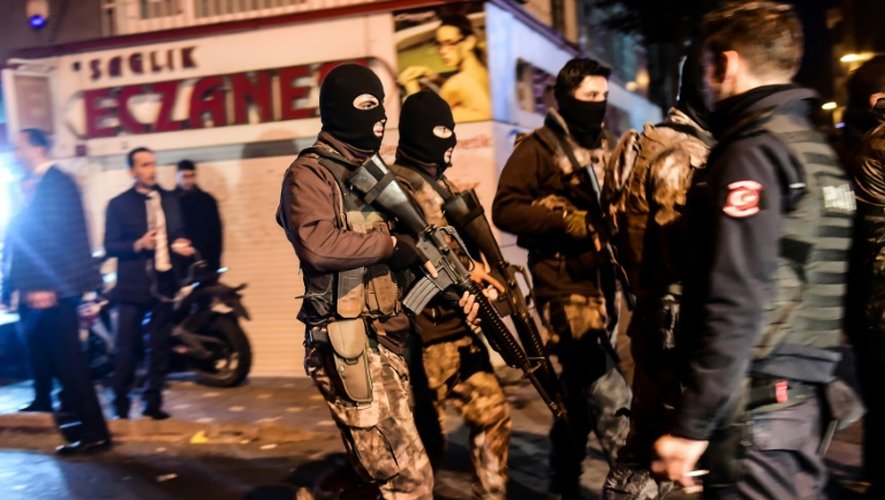 Des forces de police  patrouillent le 10 décembre 2016 dans les rues d'Istanbul après le double attentat