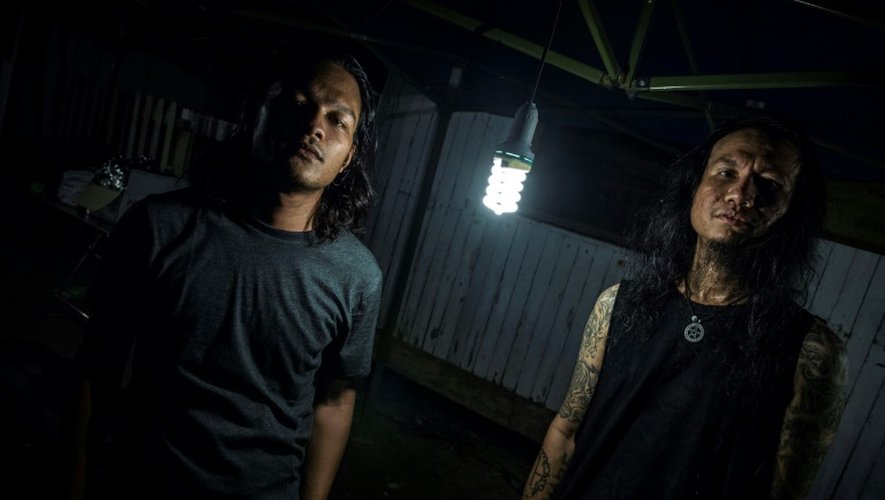 Deux membres d'un groupe de musique métal birman "Nightmare Metal Band"   Tharr Pu (g) et Aung Myo Linn, posent après un concert à Rangoun, le 20 novembre 2016
