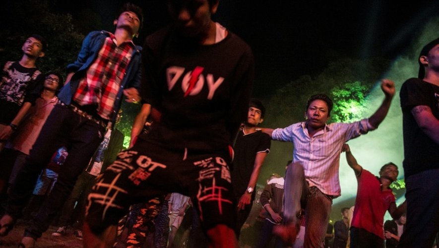 Des jeunes Birmans fans de musique métal assistent à un concert à Rangoun, le 20 novembre 2016