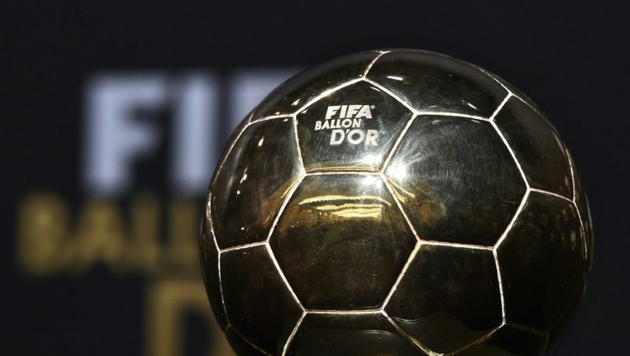Le Ballon d'Or du meilleur footballeur de l'année exposé au Palais des congrès à Zurich, le 11 janvier 2016