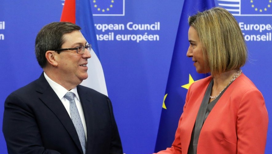 Le ministre cubain des Affaires étrangères Bruno Rodriguez Parrilla et Federica Mogherini, chef de la diplomatie de l'UE, le 12 décembre 2016 à Bruxelles