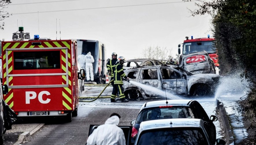 La police scientifique et des pompiers sur le lieu où un fourgon de transport de fonds a été attaqué le 12 décembre 2016 à Dardilly près de l'autoroute A6