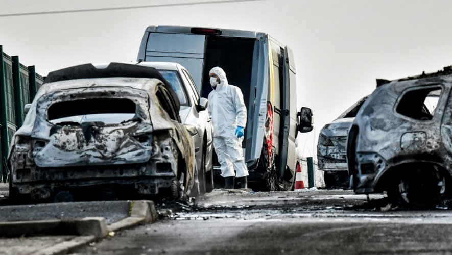 La police scientifique sur le lieu où un fourgon de transport de fonds a été attaqué le 12 décembre 2016 à Dardilly près de l'autoroute A6