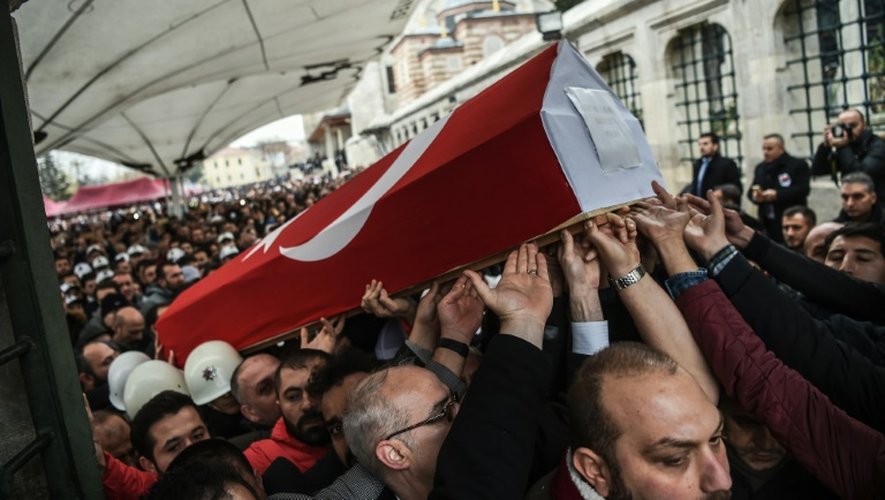 12 décembre 2016 à Istanbul, cercueil de l'officier de police Hasim Usta tué lors de l'attentat meurtrier de samedi à Istanbul.