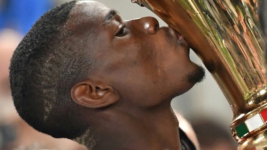 Paul Pogba embrasse le trophée de la Coupe d'Italie remportée avec la Juventus face à l'AC Milan, le 21 mai 2016 à Rome