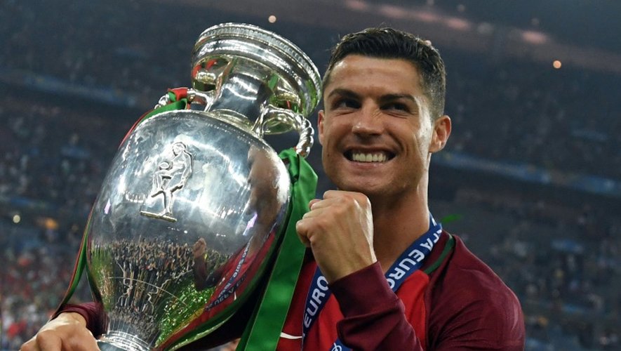 L'attaquant portugais Cristiano Ronaldo avec le trophée de l'Euro-2016, remporté face à la France au Stade de France le 11 juillet 2016