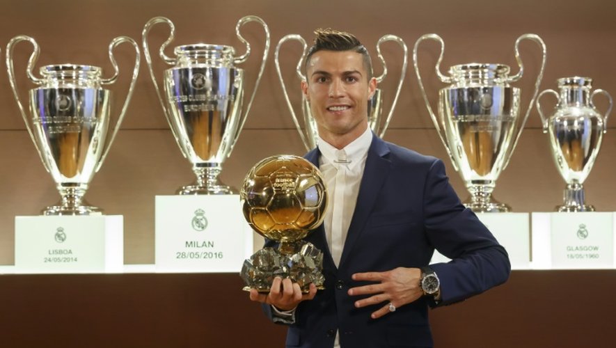 Photo, diffusée le 12 décembre 2016 par l'Equipe, de Cristiano Ronaldo et son 4e Ballon d'Or après la remise du trophée par France Football à Madrid