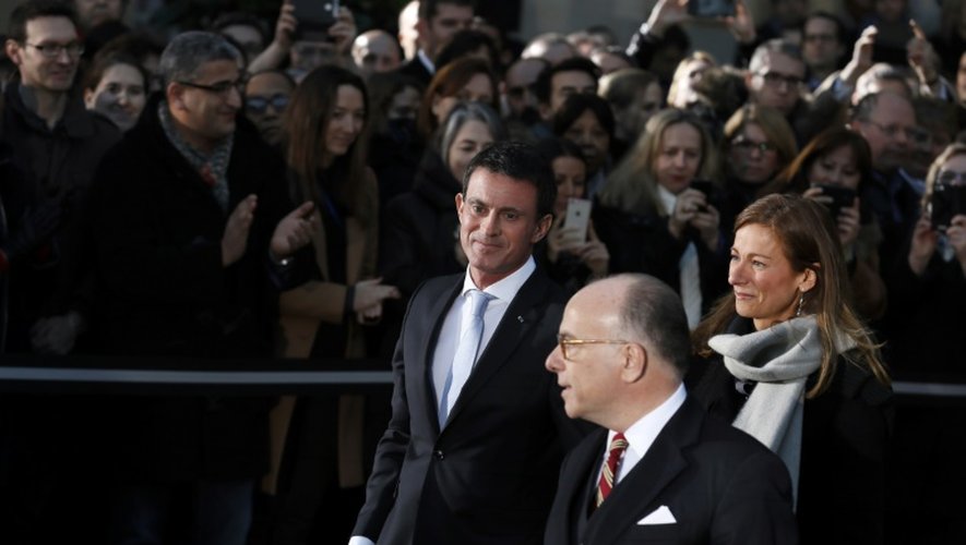 Manuel Valls et son épouse Anne Gravoin, et son successeur à Matignon, Bernard Cazeneuve, à l'issue de la passation de pouvoirs le 6 décembre 2016 à Paris